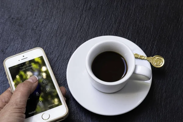 Bir fincan espresso ve mobille.