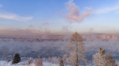 Irkutsk. Irkutsk bölge. Şehrin üzerinde sis. Kış. Drone çekim