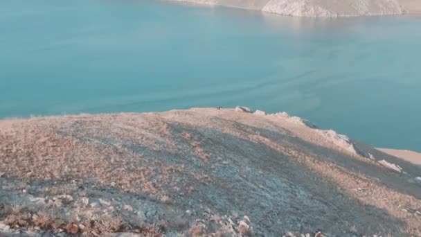Hombre Corre Por Las Montañas Baikal Bay Aia Disparos Desde — Vídeo de stock