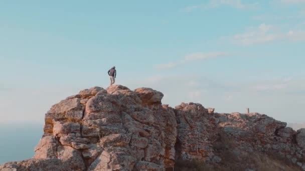 Mens Rent Door Bergen Baikal Bay Aia Schieten Van Drone — Stockvideo