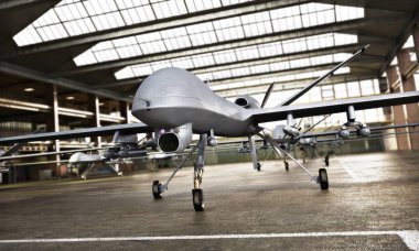 Askeri Drone Uav uçağın bir grev görev bekleyen bir hangarda pozisyon Yönetmeliği ile. 3D render