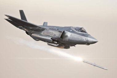 Hedef üzerinde kilitleme ve füze ateş F-35 gelişmiş askeri uçak. 3D render