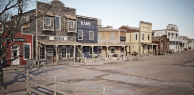 Çeşitli işletmeler ile rustik bir antik Batı kasabasının geniş açılı görünümü. 3d render