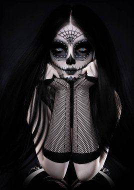 Kafatası şekeri giymiş, uzun siyah saçlı ve gotik aksanlı giyinmiş bir kadının portresi. 3d oluşturma 
