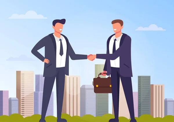 Two Businessmen Office Workers Characters Shaking Hands Business Deal City — Stock Vector