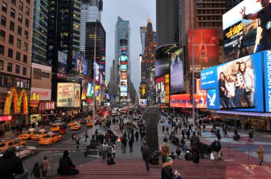 Times Square, New York şehri. Broadway tiyatroları ve animasyonlu Led işaretleri özellikleri, New York ve Amerika Birleşik Devletleri'nin bir semboldür.