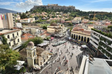 Monastiraki Square'nin havadan görünümü. Ermou Caddesi üzerinde bulunan, bu bir bit pazarı eski şehir Atina, Yunanistan. Akropolis'in en iyi arka planda olduğunu.