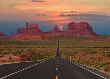 Manzara otoyol Anıt Vadisi kabile Parkı Arizona-Utah sınırındaki, gün batımında U.S.A..