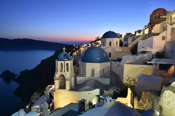 Slavné Modré Kopule Kostelů Vesnici Oia Santorini Řecko — Stock fotografie