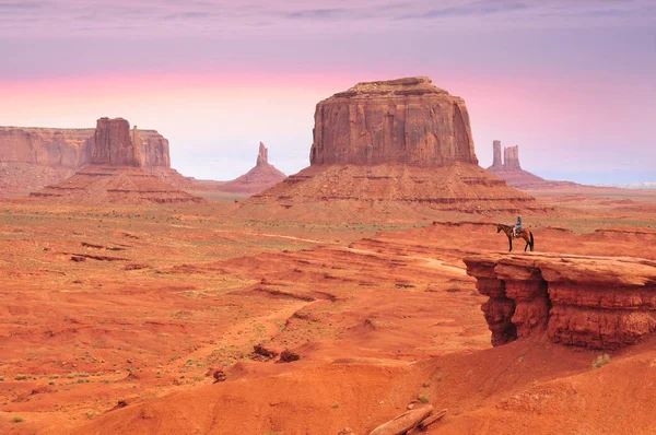 At üstünde dostum, Monument Valley Batı Mitten Butte ile John Ford'un noktasında ve Utah-Arizona sınır, Amerika Birleşik Devletleri içinde Merrick Butte görüntülemek.