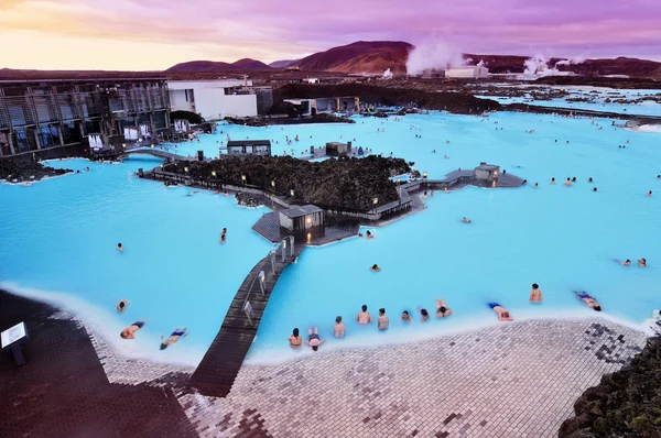 Blue Lagoon jeotermal spa Grindavik Reykjanes Yarımadası'nda, güneybatı İzlanda lav alanında yer alan. 