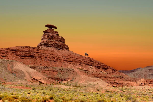 Kovboj Koni Ubíhá Mexican Hat Rock Mexican Hat Utah Usa — Stock fotografie