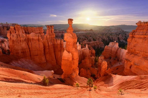 Thor'un çekici Bryce Canyon Milli Parkı'nda Utah ABD gündoğumu sırasında.