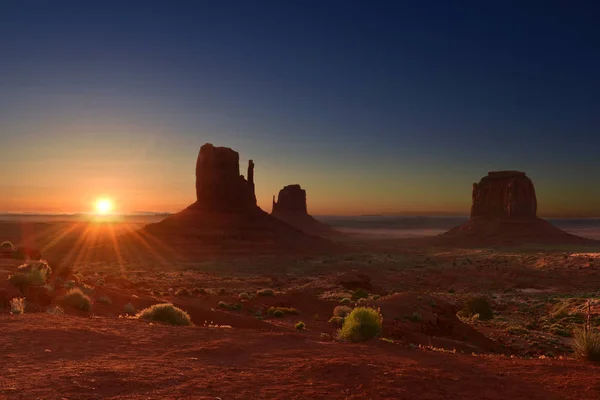 Nascer Sol Sobre Monument Valley Tribal Park Fronteira Utah Arizona Fotos De Bancos De Imagens Sem Royalties