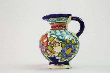 Bir güzel talavera vazo ile beyaz bir arka plan rengini tam