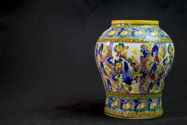 Çok büyük ve utangaç Talavera vazo