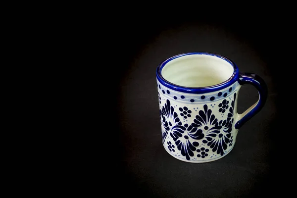 Eine Naive Tasse Mit Talavera Kunst Auf Schwarzem Hintergrund — Stockfoto