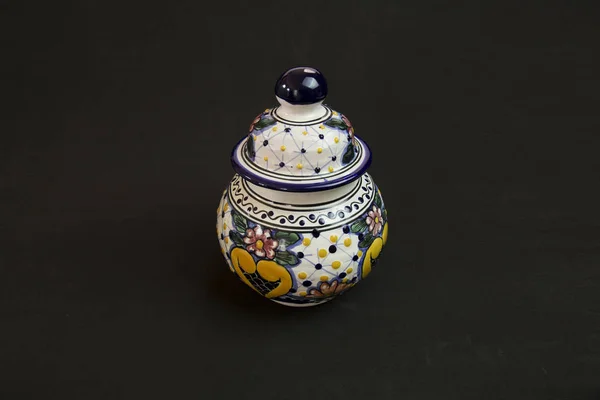 Piccolo Vaso Talavera Innocente Centro Elegante Sfondo Nero — Foto Stock