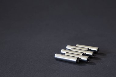 Bir analog gitar tuner eğitimli kulak için siyah bir zemin üzerine