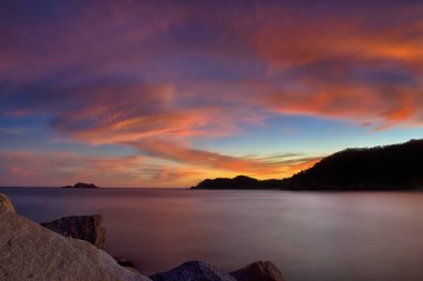 Güzel gün batımı, Bahia Chahue. Huatulco, Oaxaca, Meksika. Bahia Tangolunda doğusunda yer alan.