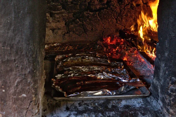 Tradycyjny Piec Drewno Gotowanie Ryb Węgle Oaxaca — Zdjęcie stockowe