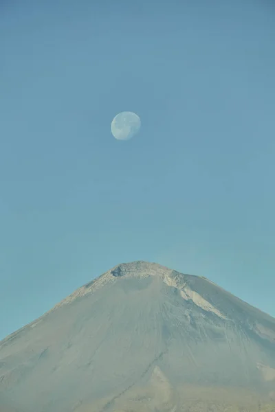 天空景观 月亮和火山 — 图库照片