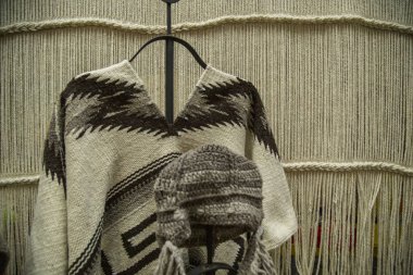 Weaver iş başında. Kumaş üretim süreci. Örme aleti üreten malzeme. Proses Artesanal Queretaro Tezgahları