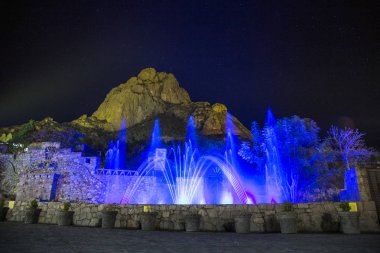 Göstermek ışıklar ve su funts Pea De Bernal- Meksika Queretaro eyaletinde bir monolit