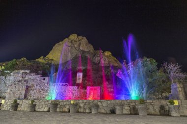 Göstermek ışıklar ve su funts Pea De Bernal- Meksika Queretaro eyaletinde bir monolit