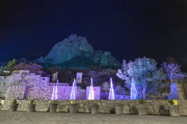 Göstermek ışıklar ve su funts Pea De Bernal- Meksika Queretaro eyaletinde bir monolit