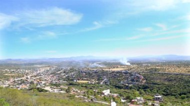 Pena de Bernal dört yüz metre boyunda monolith biri en uzun olan dünya. Pena de Bernal Bernal San Sebastian, Queretaro Meksika Devlet küçük bir kasabada yer almaktadır.