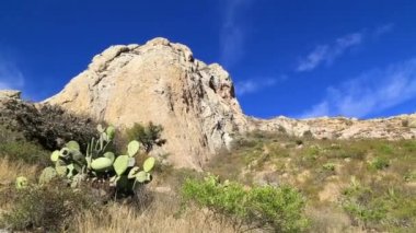 Pena de Bernal dört yüz metre boyunda monolith biri en uzun olan dünya. Pena de Bernal Bernal San Sebastian, Queretaro Meksika Devlet küçük bir kasabada yer almaktadır.