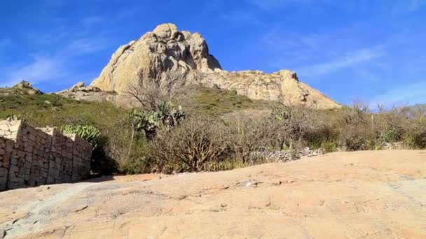 Pena Bernal Monolite Alto Quattrocento Metri Uno Dei Più Alti — Video Stock