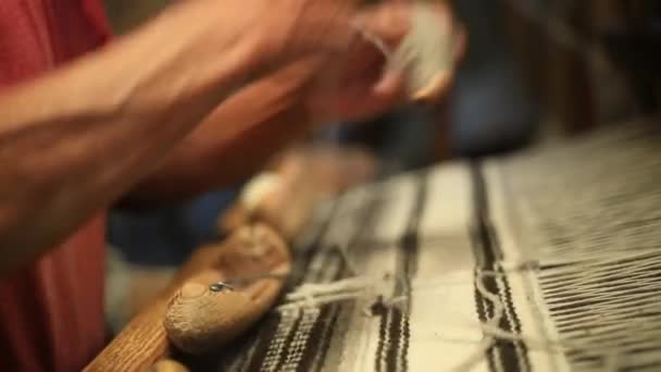 Weaver Başında Kumaş Üretim Süreci Örme Aleti Üreten Malzeme Proses — Stok video