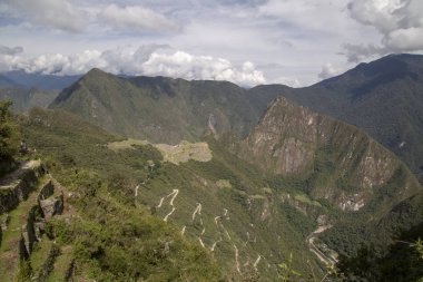 Machu Picchu ve Huayna Picchu dağ güneş kapıdan görülme Peru,