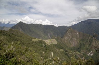 Machu Picchu ve Huayna Picchu dağ güneş kapıdan görülme Peru,