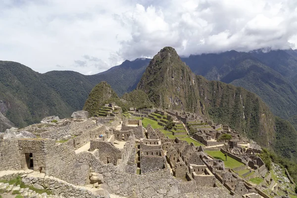 从太阳之门看到的秘鲁马丘比丘和华伊纳比丘山 — 图库照片