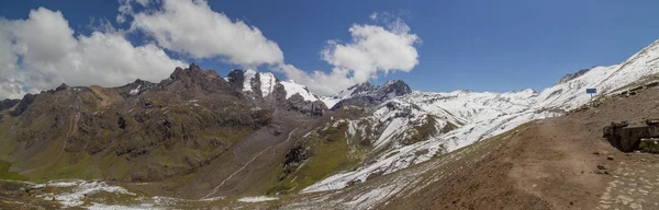 Сміття, панорамний вид Vinicunca, сім кольорів Гора, сім кольори гори, трекінг, Куско, Перу. — стокове фото