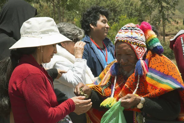 Cusco, Perú; 20 de dezembro de 2018, ancião peruano, em ritual à coca . — Fotografia de Stock