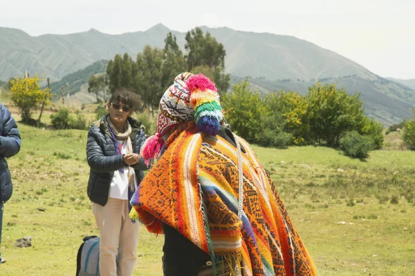 Cusco, Perú; 20 de dezembro de 2018, homem nativo, ancião peruano, em ritual à coca . — Fotografia de Stock