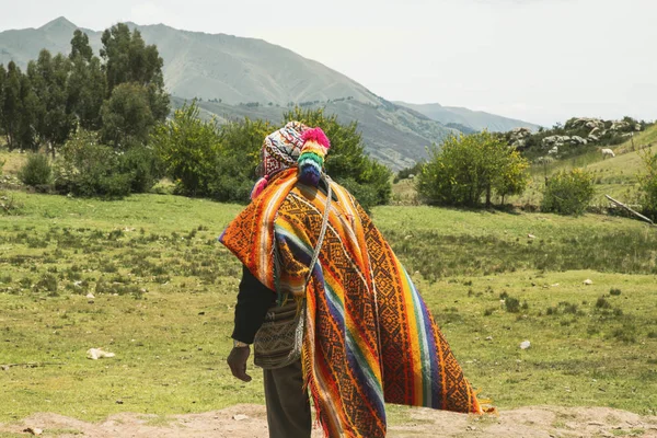 Cusco, Perú; December 20, 2018, infödd man, peruansk fläder, i ritual till Coca. — Stockfoto