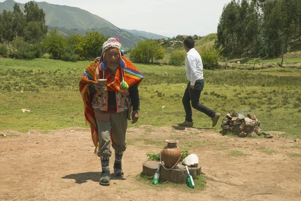 Cusco, Perú; 20 de dezembro de 2018, homem nativo, ancião peruano, em ritual à coca . — Fotografia de Stock