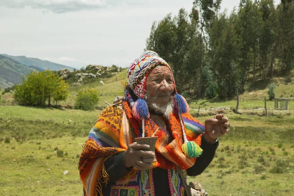 Cusco, Perú; 20 de dezembro de 2018, homem nativo, ancião peruano, em ritual à coca . — Fotografia de Stock