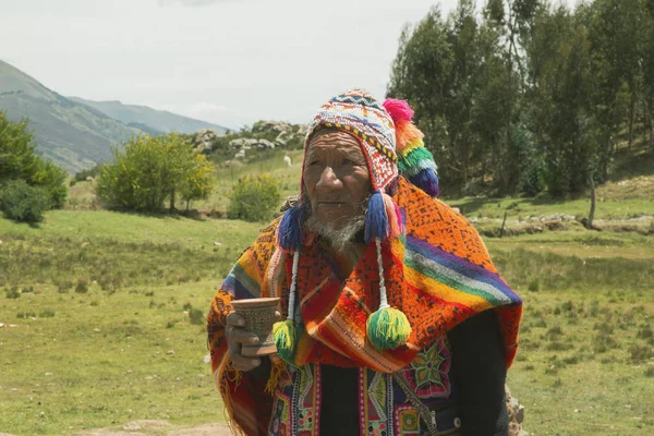 Cusco, Perú; December 20, 2018, infödd man, peruansk fläder, i ritual till Coca. — Stockfoto