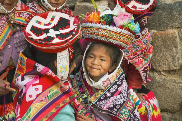 Cusco, Perú; 20 de diciembre de 2018, grupo de niñas peruanas, Perú — Foto de Stock