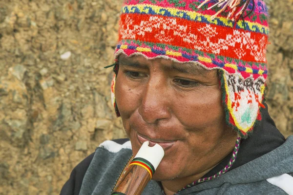 Cusco, Perú; 20 de dezembro de 2018, homem peruano tocando a quena, instrumento musical, tiro fechado, peru — Fotografia de Stock