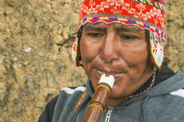 Cusco, Pérou ; décembre 20, 2018, Peruvian man playing the quena, music instrument, closed shot, Pérou — Photo