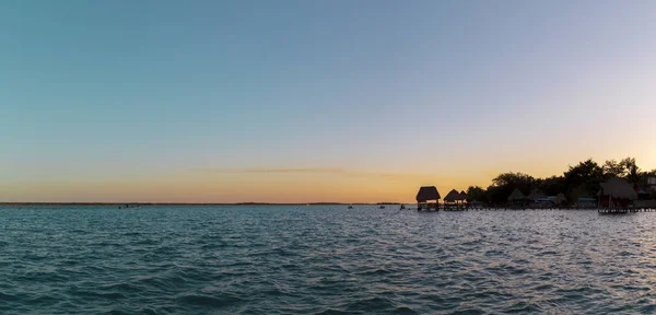 Blick auf den Sonnenuntergang in der Bacalar-Lagune, Mexiko — Stockfoto