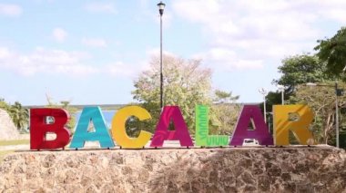 Gündoğumu, yedi rengin gölünde meditasyon, Bacalar, Quintana Roo, Meksika.