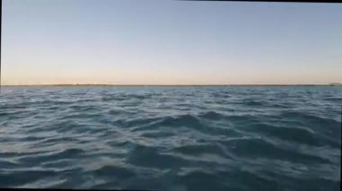 Gündoğumu, yedi rengin gölünde meditasyon, Bacalar, Quintana Roo, Meksika.